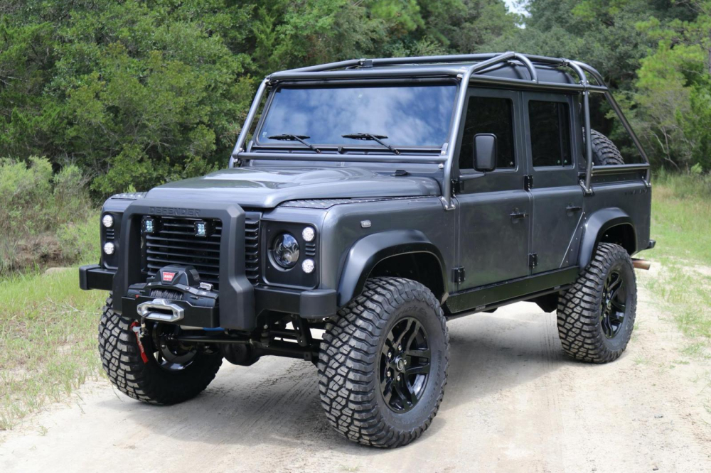 D&aacute;ng vẻ ph&iacute;a trước của Himalaya&nbsp;Land Rover Defender 110 Crew Cab