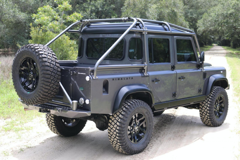 D&aacute;ng vẻ ph&iacute;a sau&nbsp;của Himalaya&nbsp;Land Rover Defender 110 Crew Cab