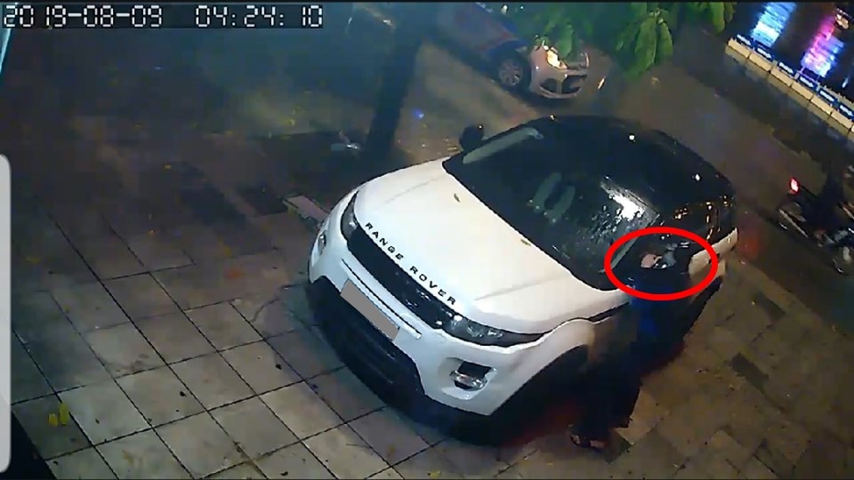 Kẻ gian đang vặt gương ph&iacute;a b&ecirc;n t&agrave;i chiếc Range Rover