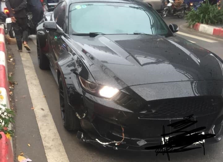 Thiệt hại của chiếc xe thể thao Ford Mustang độ body kit th&acirc;n rộng sau khi bị xe m&aacute;y t&ocirc;ng v&agrave;o đầu xe