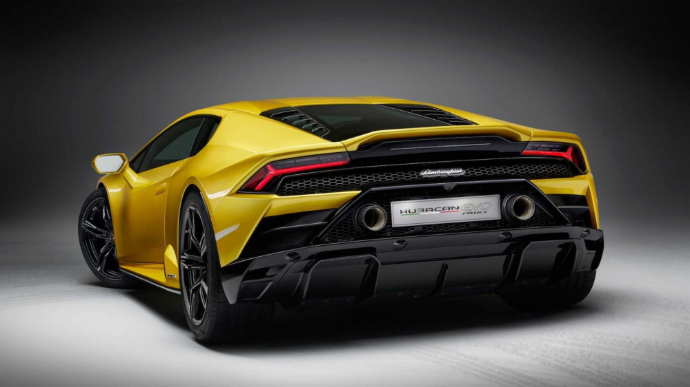 Tất nhiên, điểm thay đổi đáng chú ý nhất của Lamborghini Huracan EVO RWD so với những chiếc dẫn động 4 bánh còn đến từ khối động cơ V10, hút khí tự nhiên được sửa đổi công suất. Cụ thể Lamborghini Huracan EVO bản dẫn động cầu sau chỉ có công suất cực đại 610 mã lực, ngang với Lamborghini Huracan LP610-4 trước đây hay yếu hơn Lamborghini Huracan EVO đến 30 mã lực. Nhưng so với Lamborghini Huracan dẫn động cầu sau, Lamborghini Huracan EVO RWD đã được tăng sức mạnh hơn 30 Tất nhiên, điểm thay đổi đáng chú ý nhất của Lamborghini Huracan EVO RWD so với những chiếc dẫn động 4 bánh còn đến từ khối động cơ V10, hút khí tự nhiên được sửa đổi công suất. Cụ thể Lamborghini Huracan EVO bản dẫn động cầu sau chỉ có công suất cực đại 610 mã lực, ngang với Lamborghini Huracan LP610-4 trước đây hay yếu hơn Lamborghini Huracan EVO đến 30 mã lực. Nhưng so với Lamborghini Huracan dẫn động cầu sau, Lamborghini Huracan EVO RWD đã được tăng sức mạnh hơn 30 con ngựa.