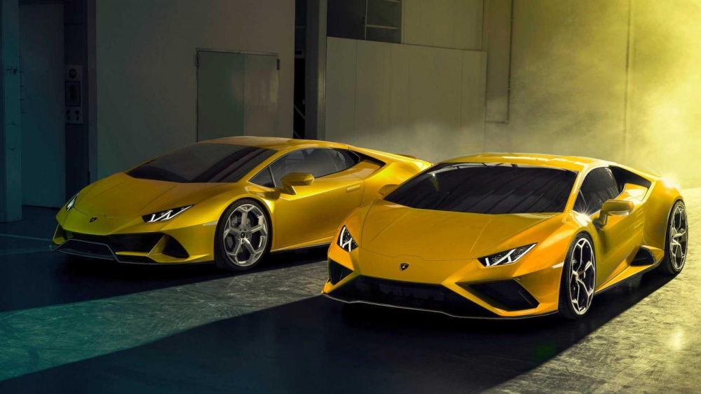 Lamborghini Huracan EVO RWD phía bên phải và chiếc xe còn lại là Lamborghini Huracan EVO Coupe. Cản va trước của siêu xe Lamborghini Huracan EVO bản dẫn động cầu sau không có đường chia gió góc cạnh, thay vào đó, xe chỉ có thêm tấm ốp hai bên hốc gió, phần hốc gió trước cũng được tích hợp thêm một thanh ngang ở chính giữa. Lamborghini Huracan EVO RWD phía bên phải và chiếc xe còn lại là Lamborghini Huracan EVO Coupe. Cản va trước của siêu xe Lamborghini Huracan EVO bản dẫn động cầu sau không có đường chia gió góc cạnh, thay vào đó, xe chỉ có thêm tấm ốp hai bên hốc gió, phần hốc gió trước cũng được tích hợp thêm một thanh ngang ở chính giữa.