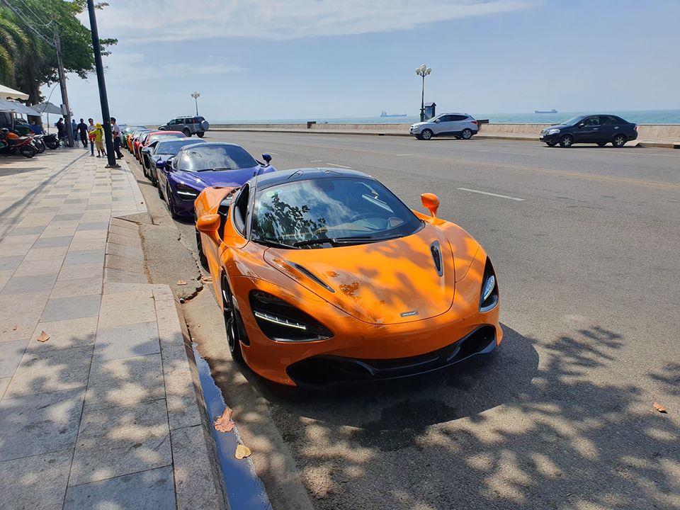 Si&ecirc;u xe McLaren 720S của Cường Đ&ocirc;-la v&agrave; ph&iacute;a sau l&agrave; một chiếc McLaren 720S m&agrave;u t&iacute;m của doanh nh&acirc;n Vũng T&agrave;u.