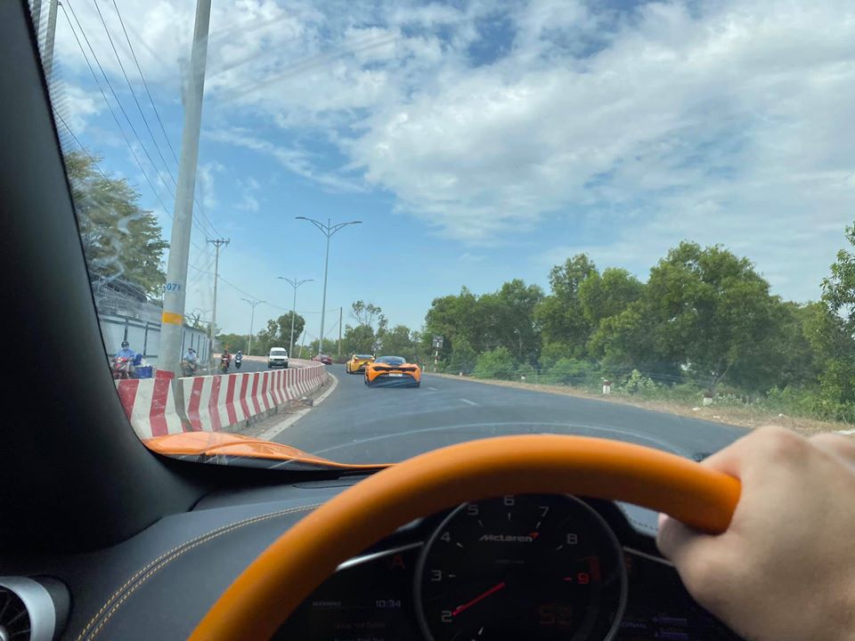 Sau tay l&aacute;i của si&ecirc;u xe McLaren 650S Spider đầu ti&ecirc;n Việt Nam v&agrave; ph&iacute;a trước l&agrave; McLaren 720S m&agrave;u cam của Cường Đ&ocirc;-la.