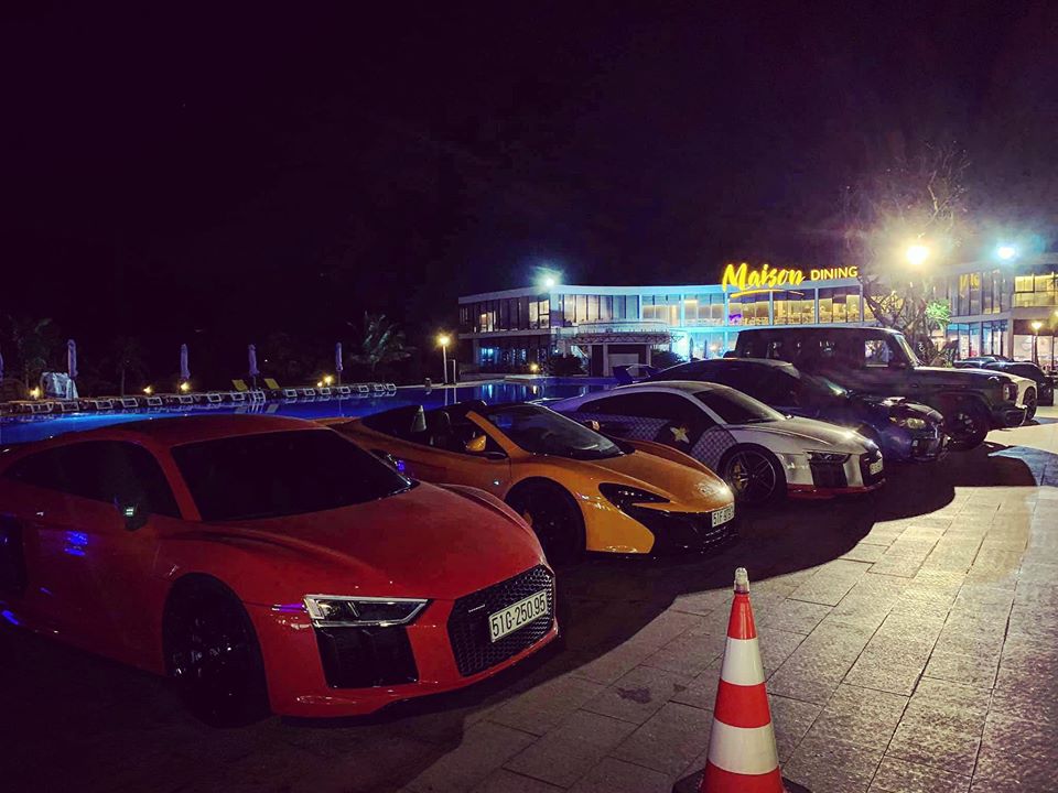 Như đ&atilde; đưa tin, v&agrave;o trưa h&ocirc;m qua, ng&agrave;y 5 th&aacute;ng 1 năm 2020, đo&agrave;n si&ecirc;u xe của c&aacute;c th&agrave;nh vi&ecirc;n Car Passion đ&atilde; tụ tập ở quận 2, Tp.HCM trước khi di chuyển xuống một resort tại Long Hải, tỉnh B&agrave; Rịa-Vũng T&agrave;u để ăn tiệc tất ni&ecirc;n cũng như họp mặt c&aacute;c th&agrave;nh vi&ecirc;n trong đo&agrave;n v&agrave; c&ograve;n giao lưu c&aacute;c th&agrave;nh vi&ecirc;n xe kh&aacute;c. Đến tối c&ugrave;ng ng&agrave;y, th&ecirc;m hai chiếc si&ecirc;u xe v&agrave; v&agrave;i xe thể thao độ của đội B&igrave;nh Phước cũng đ&atilde; c&oacute; mặt tại Long Hải để họp mặt c&ugrave;ng đo&agrave;n Car Passion. Trong số n&agrave;y c&oacute; th&ecirc;m một si&ecirc;u xe Audi R8 V10 Plus m&agrave;u đỏ.