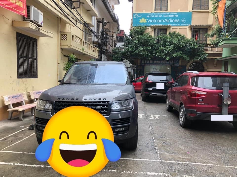 Chỉ c&oacute; chiếc Range Rover n&agrave;y bị vặt gương