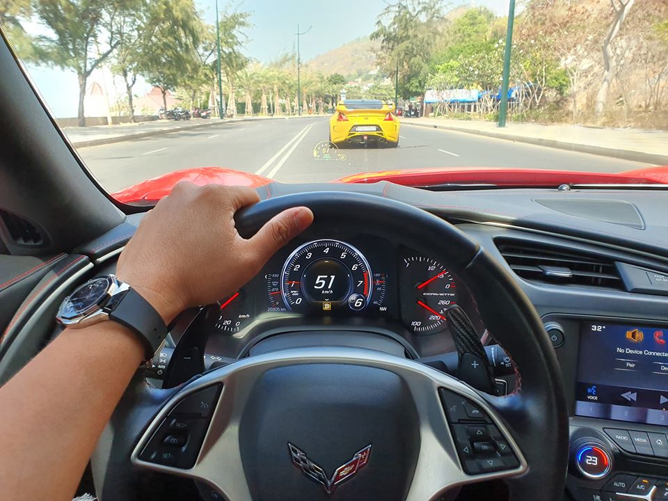 Một chiếc xe thể thao Chevrolet Corvette C7 v&agrave; ph&iacute;a trước l&agrave; mẫu xe độ Nissan 350Z của đội B&igrave;nh Phước.