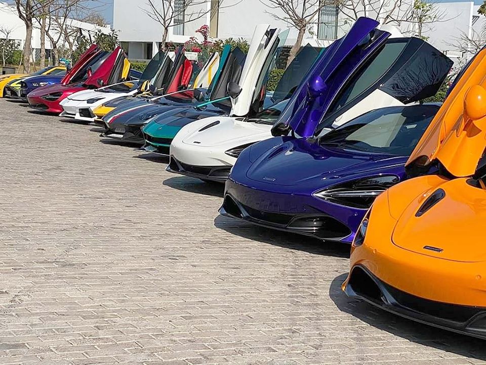 D&agrave;n si&ecirc;u xe Car Passion l&uacute;c tung c&aacute;nh tại Long Hải c&oacute; th&ecirc;m chiếc si&ecirc;u xe mui trần McLaren 720S Spider m&agrave;u trắng đầu ti&ecirc;n ở Việt Nam. Do xe chưa c&oacute; biển số n&ecirc;n chủ nh&acirc;n kh&ocirc;ng thể l&aacute;i ra b&atilde;i sau Vũng T&agrave;u. Chiếc xe n&agrave;y di chuyển về lại S&agrave;i th&agrave;nh cũng bằng xe chuy&ecirc;n dụng