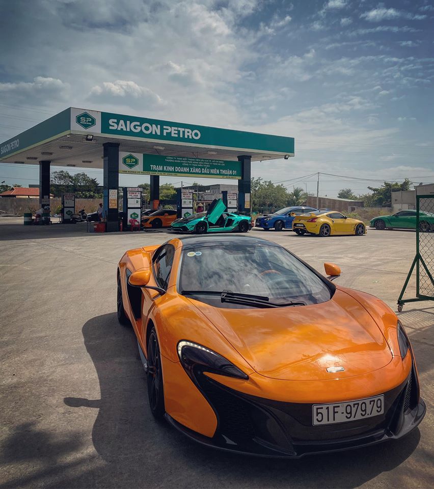 Ngo&agrave;i ra l&agrave; một chiếc si&ecirc;u xe McLaren 650S Spider nguy&ecirc;n bản m&agrave;u cam từng thuộc sở hữu của Minh Nhựa. Đ&acirc;y cũng l&agrave; chiếc McLaren 650S Spider đầu ti&ecirc;n về Việt Nam, xe đeo biển cặp thần t&agrave;i lớn rất đẹp mắt. V&agrave;i chiếc xe thể thao v&agrave; xe độ của đội B&igrave;nh Phước như Nissan GT-R, BMW, Nissan 350Z