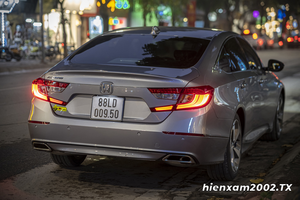 Đuôi xe hơi vuốt xuống phía sau tạo cảm giác Honda Accord 2020 trông như một mẫu xe sedan thể thao Sportback. Đuôi xe hơi vuốt xuống phía sau tạo cảm giác Honda Accord 2020 trông như một mẫu xe sedan thể thao Sportback.