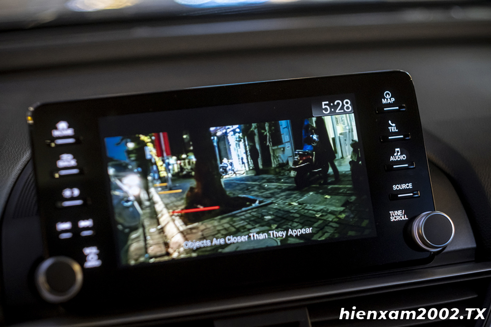 Trong điều kiện ánh sáng yếu, camera Lane Watch của Honda Accord 2020 tỏ ra khá bệt và khó xác định được chi tiết ở vùng tối. Trong điều kiện ánh sáng yếu, camera Lane Watch của Honda Accord 2020 tỏ ra khá bệt và khó xác định được chi tiết ở vùng tối.