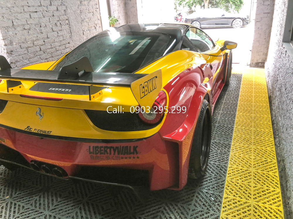 Vẻ đẹp của si&ecirc;u phẩm độ Ferrari 458 Italia LB-Silhouette Works độc nhất v&ocirc; nhị tại Việt Nam. Ngo&agrave;i việc mở rộng tối đa v&ograve;m b&aacute;nh xe, h&atilde;ng độ Liberty Walk c&ograve;n t&iacute;ch hợp nhiều khe gi&oacute; l&agrave;m m&aacute;t ở b&ecirc;n h&ocirc;ng v&ograve;m b&aacute;nh xe. 