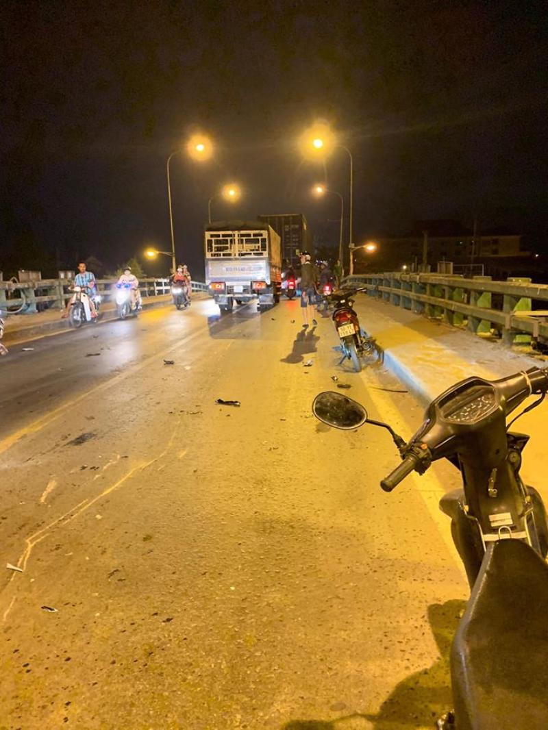 Lực lượng chức năng đang khám nghiệm hiện trường vụ tai nạn