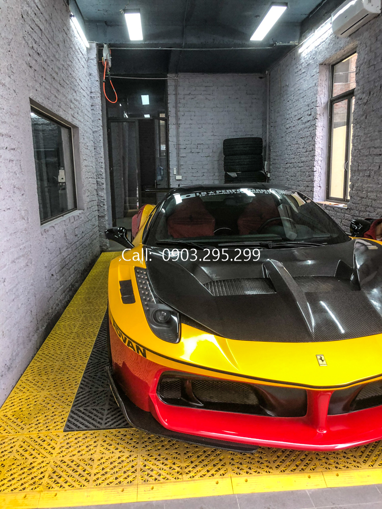 L&yacute; do l&agrave; chủ nh&acirc;n chiếc si&ecirc;u xe Ferrari 458 Italia c&oacute; nhiều chiếc xe đẹp để lựa chọn di chuyển chẳng hạn như Ferrari 488 GTB l&ecirc;n g&oacute;i độ Novitec Rosso hay chiếc Lamborghini Aventador LP700-4 mui trần trắng nh&aacute;m. C&ograve;n v&igrave; sao chiếc si&ecirc;u xe Ferrari 458 Italia k&iacute;n tiếng bậc nhất Việt Nam bất ngờ t&aacute;i xuất v&agrave; lăn b&aacute;nh thường xuy&ecirc;n ch&iacute;nh l&agrave; việc xe đ&atilde; được l&ecirc;n g&oacute;i độ ho&agrave;n chỉnh mang t&ecirc;n gọi LB-Silhouette Works của Liberty Walk. 