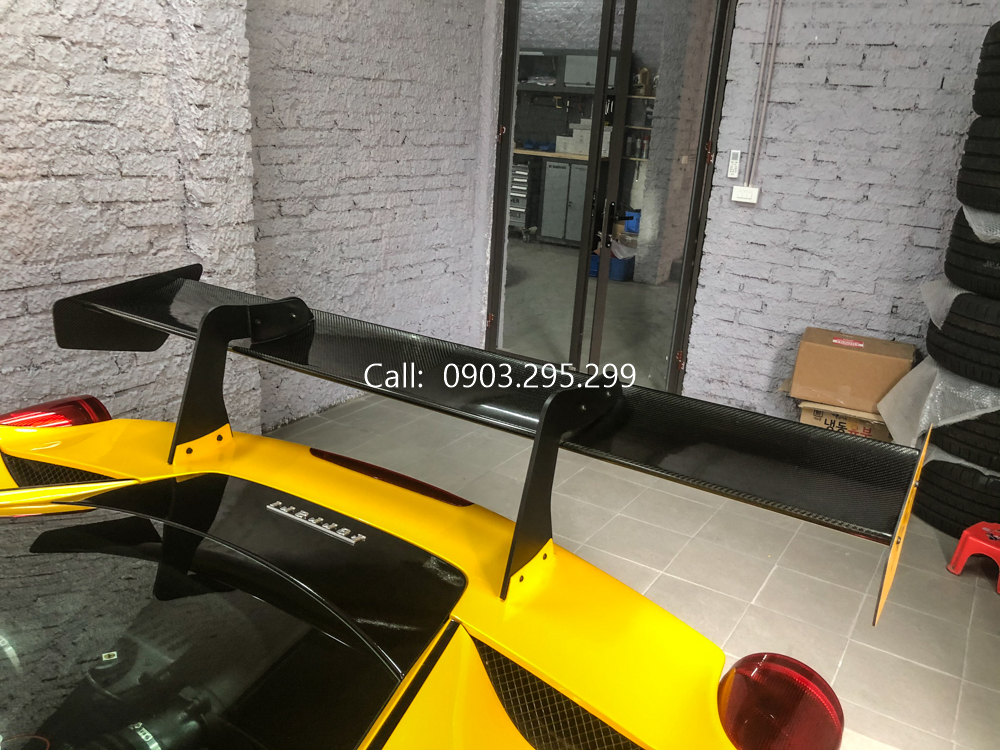 C&aacute;c bản độ si&ecirc;u xe Liberty Walk đều c&oacute; những c&aacute;nh gi&oacute; đu&ocirc;i carbon rất hầm hố, v&agrave; mẫu si&ecirc;u xe Ferrari 458 Italia mang g&oacute;i độ LB-Silhouette Works cũng kh&ocirc;ng ngoại lệ. Phần c&aacute;nh gi&oacute; n&agrave;y tương đồng với mẫu xe đua Ferrari 458 GT3.