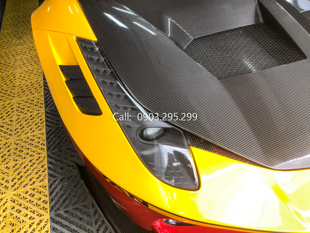 Dễ d&agrave;ng nhận ra si&ecirc;u xe Ferrari 458 Italia mang g&oacute;i độ LB-Silhouette Works của Liberty Walk kh&ocirc;ng được cắt v&egrave; v&agrave; cố định bằng đinh t&aacute;n như bản độ đầu ti&ecirc;n, thay v&agrave;o đ&oacute;, h&atilde;ng Nhật Bản chỉ mở rộng tối đa v&ograve;m b&aacute;nh xe, ph&iacute;a tr&ecirc;n c&ugrave;ng l&agrave; hốc gi&oacute; nhỏ v&agrave; nắp cap&ocirc; ho&agrave;n to&agrave;n mới bằng carbon với hai khe l&agrave;m m&aacute;t khổng lồ c&ugrave;ng những gờ nổi.