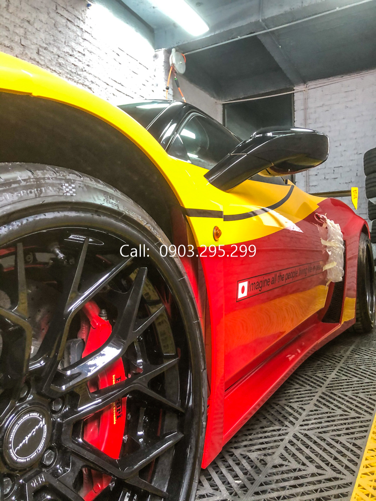 Si&ecirc;u xe Ferrari 458 Italia mang g&oacute;i độ LB-Silhouette Works của Liberty Walk kh&ocirc;ng được trang bị m&acirc;m của h&atilde;ng Forgiato như c&aacute;c si&ecirc;u xe độ Liberty Walk tại Việt Nam, thay v&agrave;o đ&oacute;, si&ecirc;u phẩm n&agrave;y được trang bị bộ la-zăng độ c&oacute; k&iacute;ch thước 20 inch đến từ thương hiệu Brixton