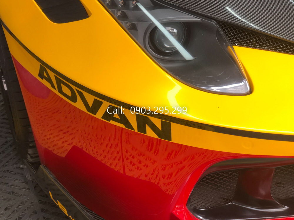 Ngo&agrave;i c&aacute;c chi tiết carbon b&oacute;ng bản độ LB-Silhouette Works của Liberty Walk, chiếc si&ecirc;u xe Ferrari 458 Italia k&iacute;n tiếng nhất Việt Nam thuộc sở hữu của một doanh nh&acirc;n H&agrave; Nội đ&atilde; được phối lại m&agrave;u sơn l&agrave; v&agrave;ng v&agrave; đỏ c&ugrave;ng bộ tem v&agrave; c&aacute;c d&ograve;ng chữ ho&agrave;n th&agrave;nh m&agrave;u đen. Nguy&ecirc;n bản xe c&oacute; m&agrave;u sơn đỏ Rosso Corsa đặc trưng của h&atilde;ng xe Ferrari.