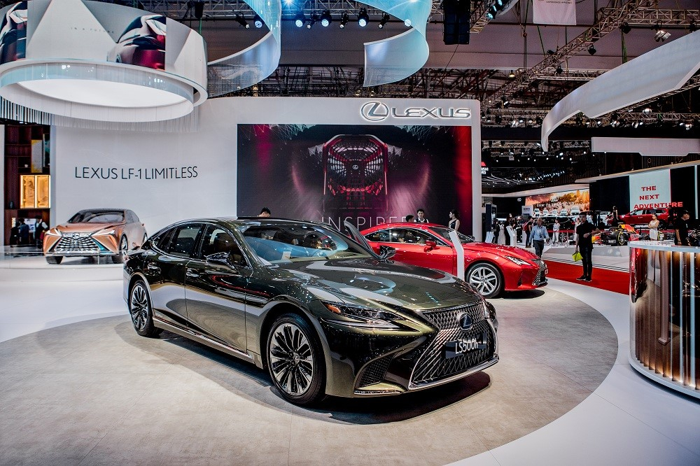 Lexus LS 500h SE 2020 gây ấn tượng với màu sơn ngoạt thất xanh Terrane Khaki