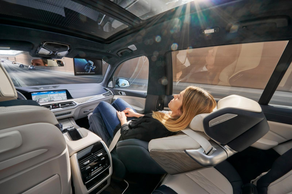 Ghế ZeroG Lounger của BMW X7 có thể ngửa đến 60 độ
