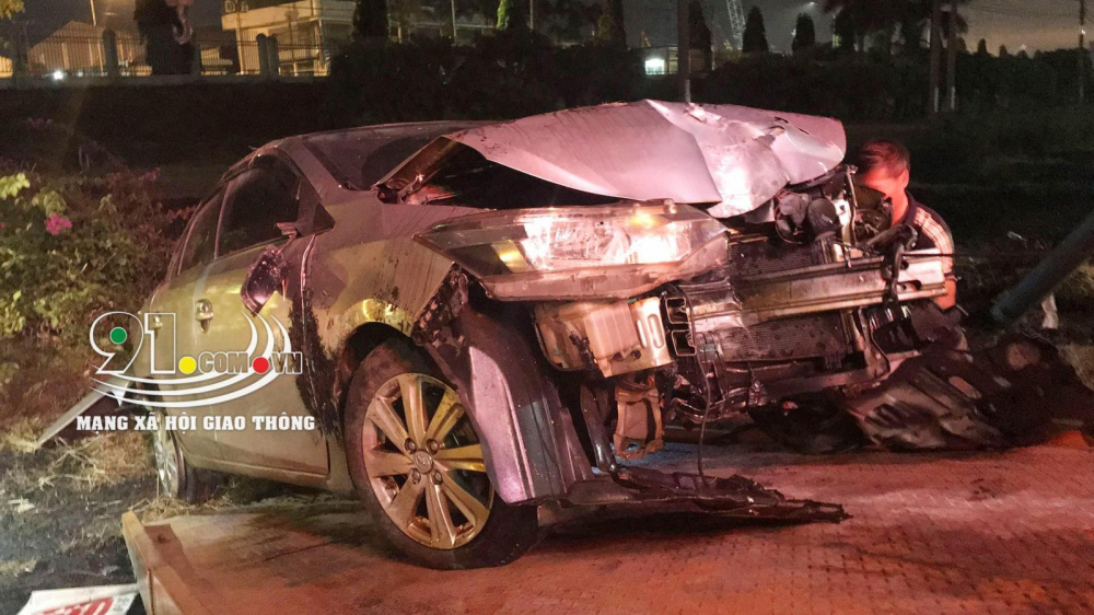 Chiếc Toyota Vios bị vỡ nát đầu xe