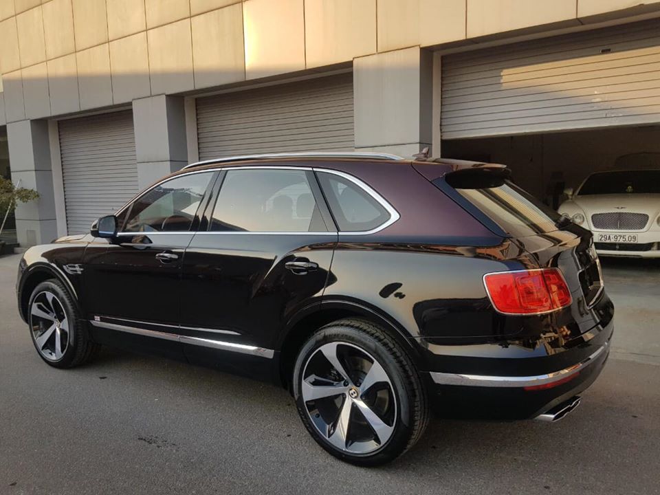 SUV siêu sang Bentley Bentayga V8 chính hãng với màu đen và nửa thân trên là đỏ nhạt SUV siêu sang Bentley Bentayga V8 chính hãng với màu đen và nửa thân trên là đỏ nhạt