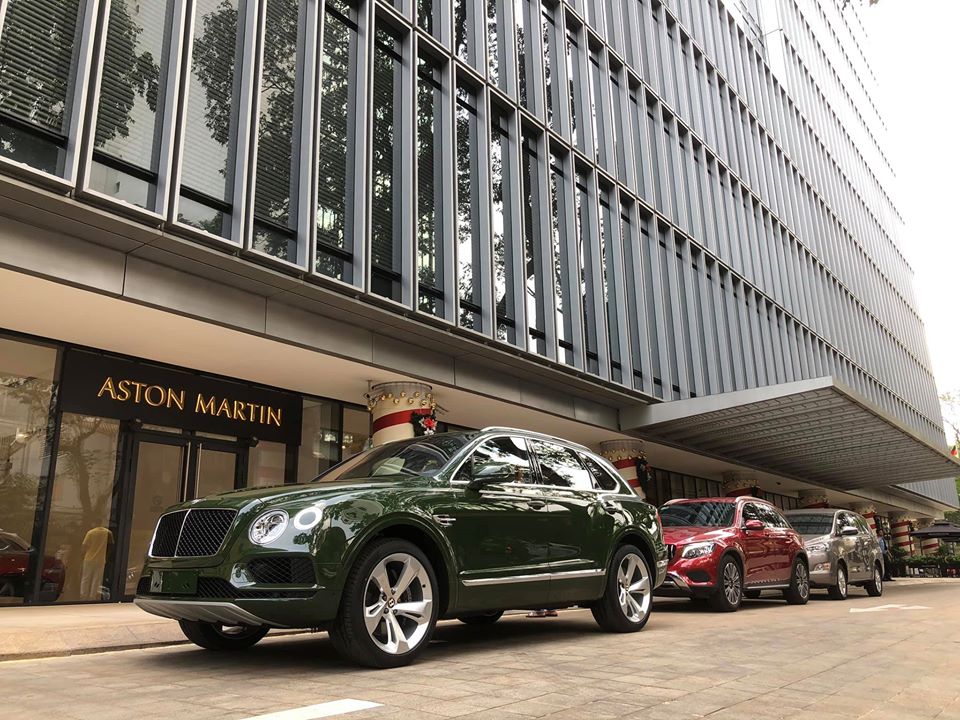 Một chiếc SUV siêu sang Bentley Bentayga V8 chính hãng trước showroom của Aston Martin Việt Nam Một chiếc SUV siêu sang Bentley Bentayga V8 chính hãng trước showroom của Aston Martin Việt Nam