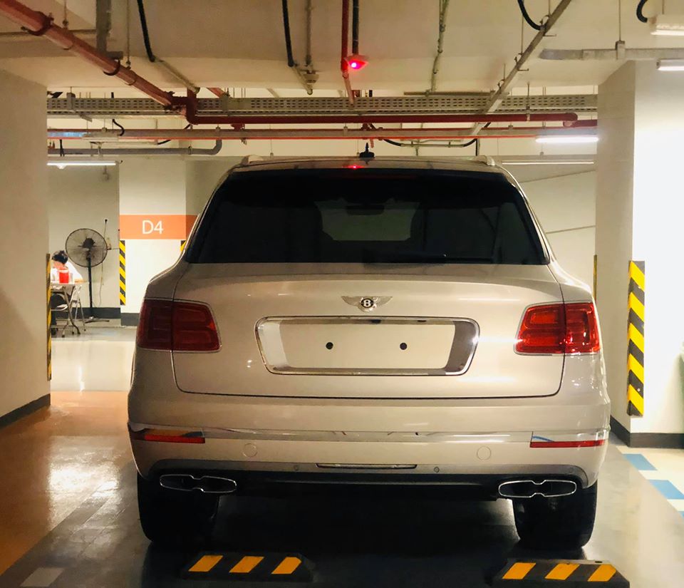 Một chiếc Bentley Bentayga V8 nằm trong bức ảnh 3 xe đỗ cạnh nhau ở xưởng dịch vụ Bentley Việt Nam đã có mặt tại hầm đỗ xe một khách sạn hạng sang tại quận 1, Tp.HCM Một chiếc Bentley Bentayga V8 nằm trong bức ảnh 3 xe đỗ cạnh nhau ở xưởng dịch vụ Bentley Việt Nam đã có mặt tại hầm đỗ xe một khách sạn hạng sang tại quận 1, Tp.HCM