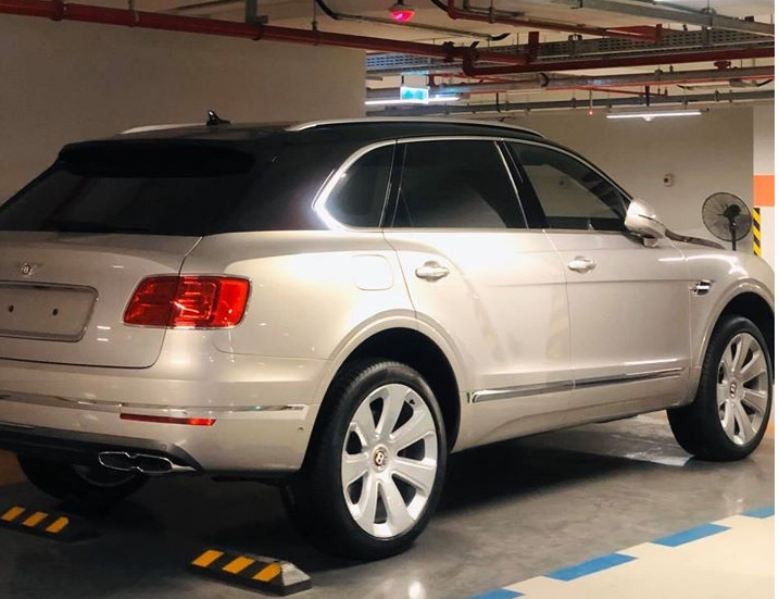Một chiếc Bentley Bentayga V8 phối màu lạ tại Việt Nam Một chiếc Bentley Bentayga V8 phối màu lạ tại Việt Nam