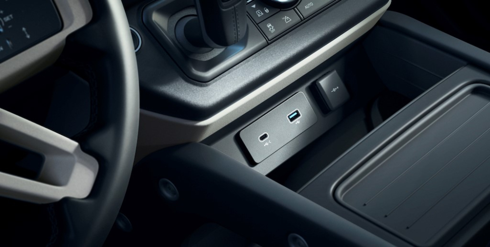 Xe được trang bị đầy đủ c&aacute;c cổng sạc kể cả USB type C