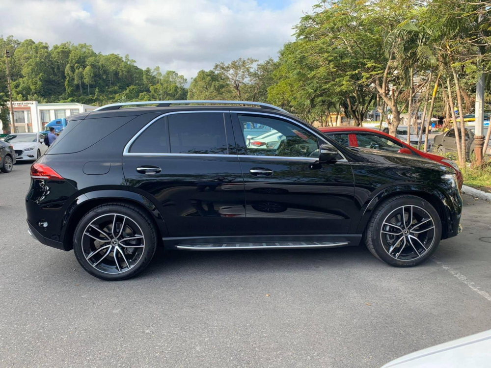 Mercedes-Benz GLE 350 2020 nhập tư cũng được trang bị g&oacute;i AMG Line với lưới tản nhiệt &ldquo;sao rơi&rdquo; đặc trưng, cản trước v&agrave; cản sau c&oacute; thiết kế thể thao,&hellip;