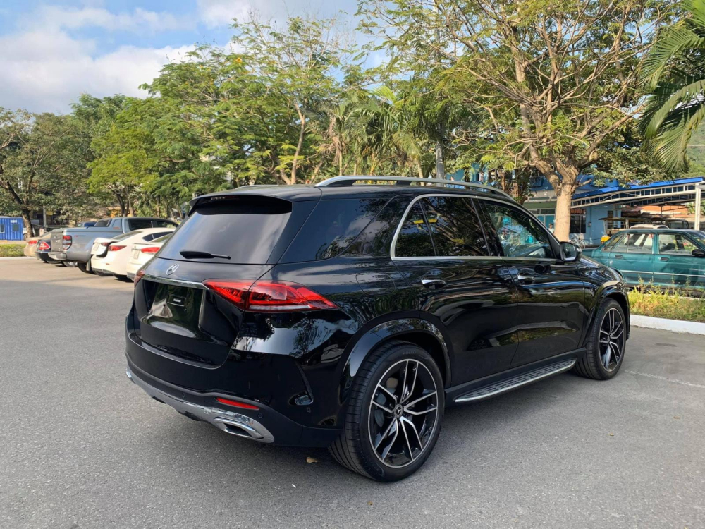 Kh&aacute;c với h&agrave;ng ch&iacute;nh h&atilde;ng, Mercedes-Benz GLE 350 2020 nhập tư được trang bị động cơ dầu