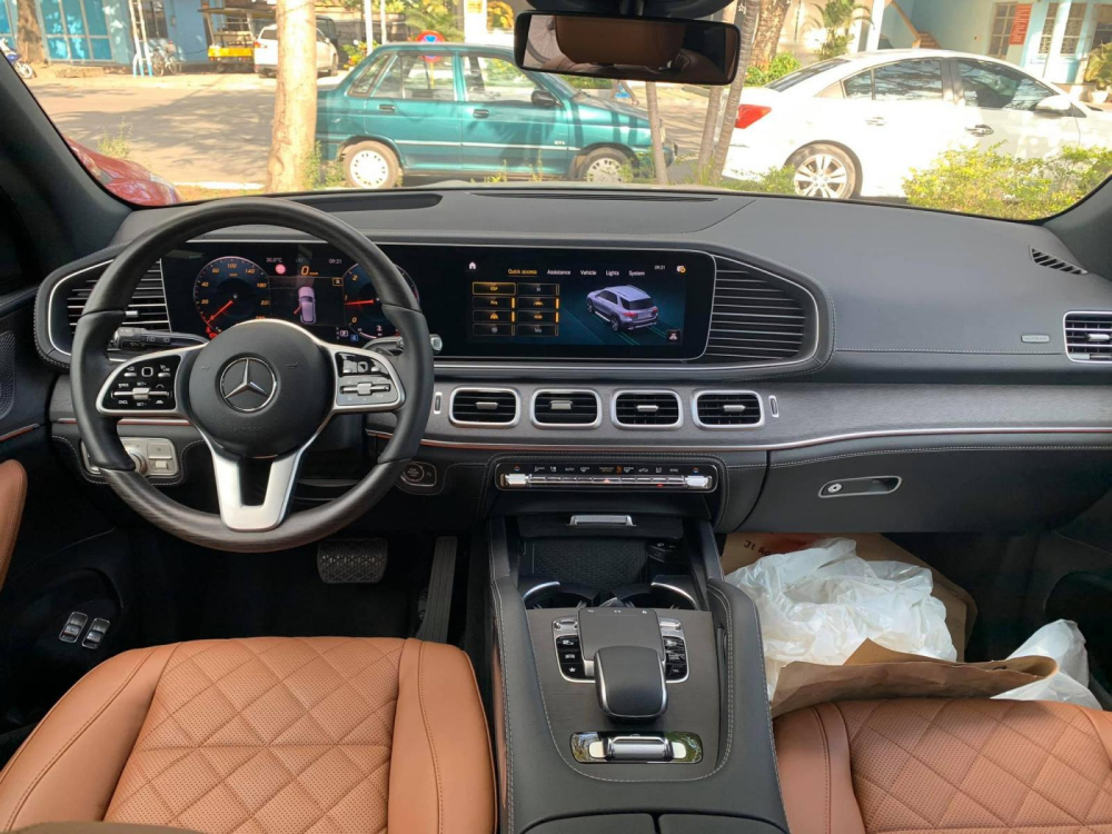 Tổng thể nội thất của chiếc Mercedes-Benz GLE 350 2020 nhập ngo&agrave;i cũng giống với h&agrave;ng ch&iacute;nh h&atilde;ng nhưng c&oacute; một số chi tiết cao cấp hơn