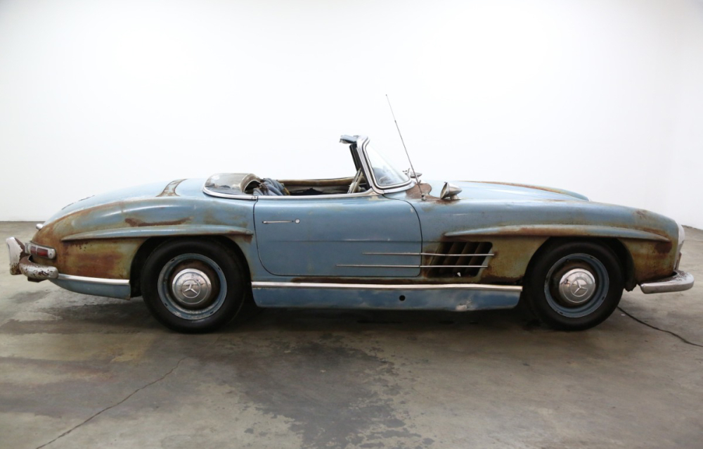Ph&iacute;a sườn chiếc xe&nbsp;Mercedes-Benz 300SL Roadster 1961