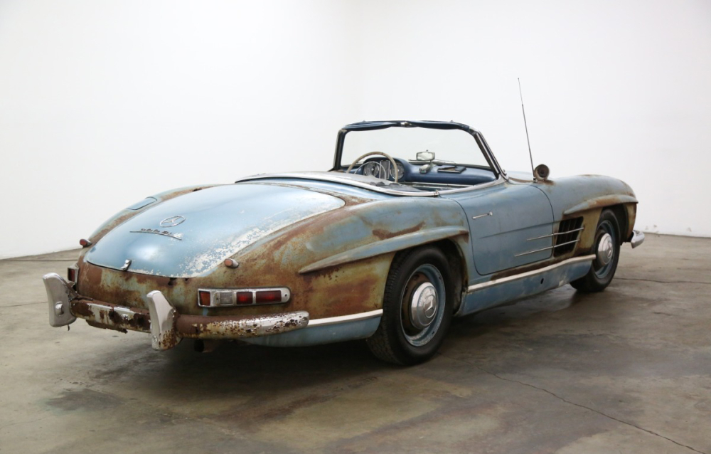 Ph&iacute;a sau chiếc xe&nbsp;Mercedes-Benz 300SL Roadster 1961