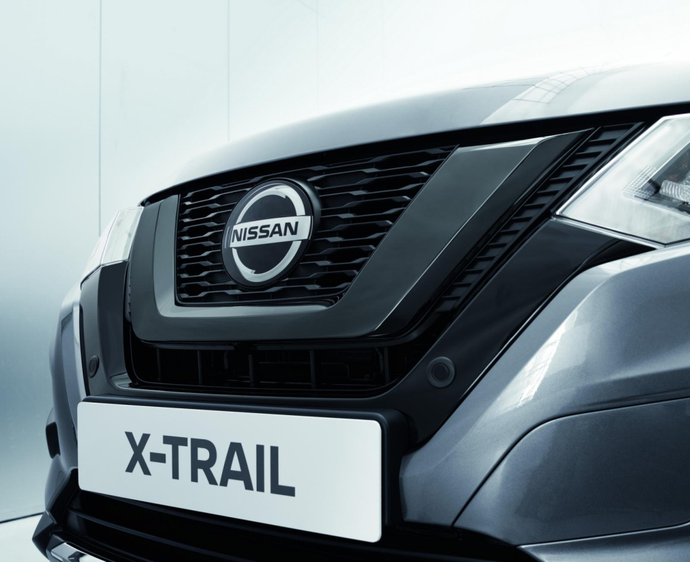 Lưới tản nhiệt V-Motion của Nissan X-Trail N-Tec 2020 được mạ crôm màu tối