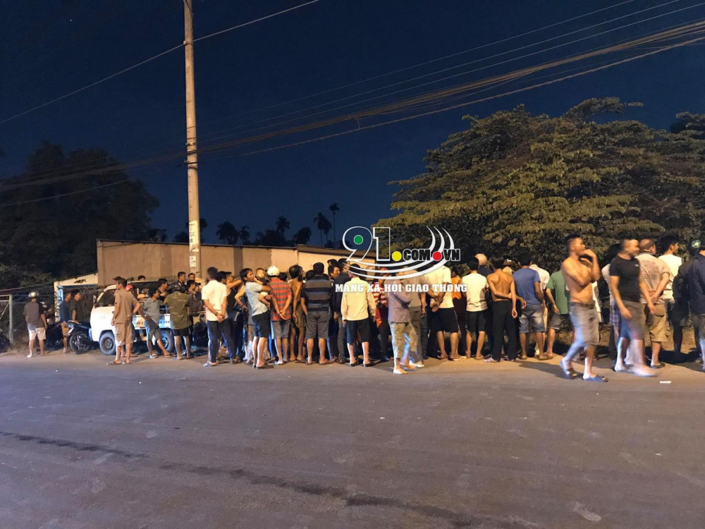 Người d&acirc;n hiếu kỳ tập trung tại hiện trường vụ tai nạn