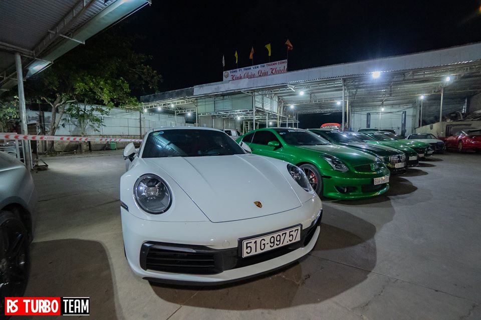 Porsche 911 Carrera S 2020 của vợ chồng Cường Đ&ocirc;-la được n&acirc;ng cấp động cơ 6 xi-lanh, dung t&iacute;ch 3.0 l&iacute;t, tăng &aacute;p k&eacute;p, sản sinh c&ocirc;ng suất tối đa 385 m&atilde; lực, tăng 15 m&atilde; lực so với thế hệ cũ. Porsche 911 Carrera S 2020 giờ đ&acirc;y chỉ mất thời gian 3,7 gi&acirc;y để c&oacute; thể tăng tốc từ vị tr&iacute; xuất ph&aacute;t l&ecirc;n 100 km/h trước khi đạt vận tốc tối đa 308 km/h. 