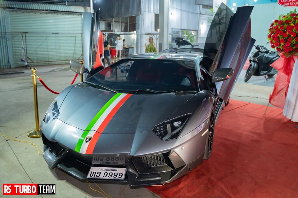Ngoại thất chiếc si&ecirc;u xe Lamborghini Aventador LP700-4 biển L&agrave;o mới xuống B&igrave;nh Phước dự tiệc tất ni&ecirc;n c&oacute; g&oacute;i độ body kit bằng sợi carbon của Novitec mang đến ngoại h&igrave;nh kh&aacute; hầm hố. Nội thất xe bọc da m&agrave;u đen-đỏ c&aacute; t&iacute;nh.