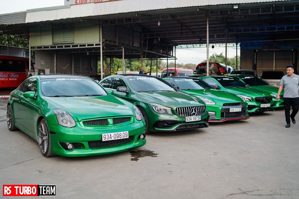 V&agrave;o chiều h&ocirc;m qua, ng&agrave;y 8 th&aacute;ng 1 năm 2020, một buổi tiệc tất ni&ecirc;n của nh&oacute;m RS Turbo ở tỉnh B&igrave;nh Phước đ&atilde; quy tụ khoảng hơn 18 chiếc si&ecirc;u xe, xe si&ecirc;u sang v&agrave; cả xe thể thao g&oacute;p mặt. Trong ảnh l&agrave; đội h&igrave;nh những chiếc xe được đổi m&agrave;u sơn sang xanh l&aacute; c&acirc;y rất nổi bật đậu chung với nhau. Ch&iacute;nh giữa l&agrave; Nissan GT-R.