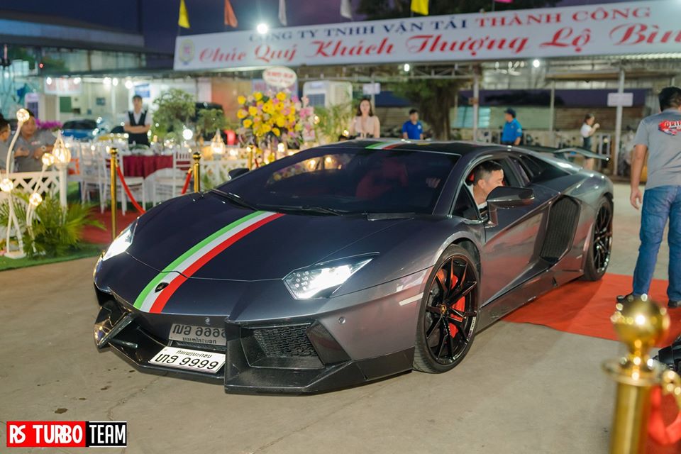 Tr&aacute;i tim n&agrave;y kết hợp c&ugrave;ng hộp số tự động 7 cấp ISR v&agrave; hệ dẫn động 4 b&aacute;nh. Aventador LP700-4 chỉ mất khoảng 2,9 gi&acirc;y để tăng tốc l&ecirc;n 100 km/h từ vị tr&iacute; xuất ph&aacute;t trước khi đạt vận tốc tối đa 349 km/h.