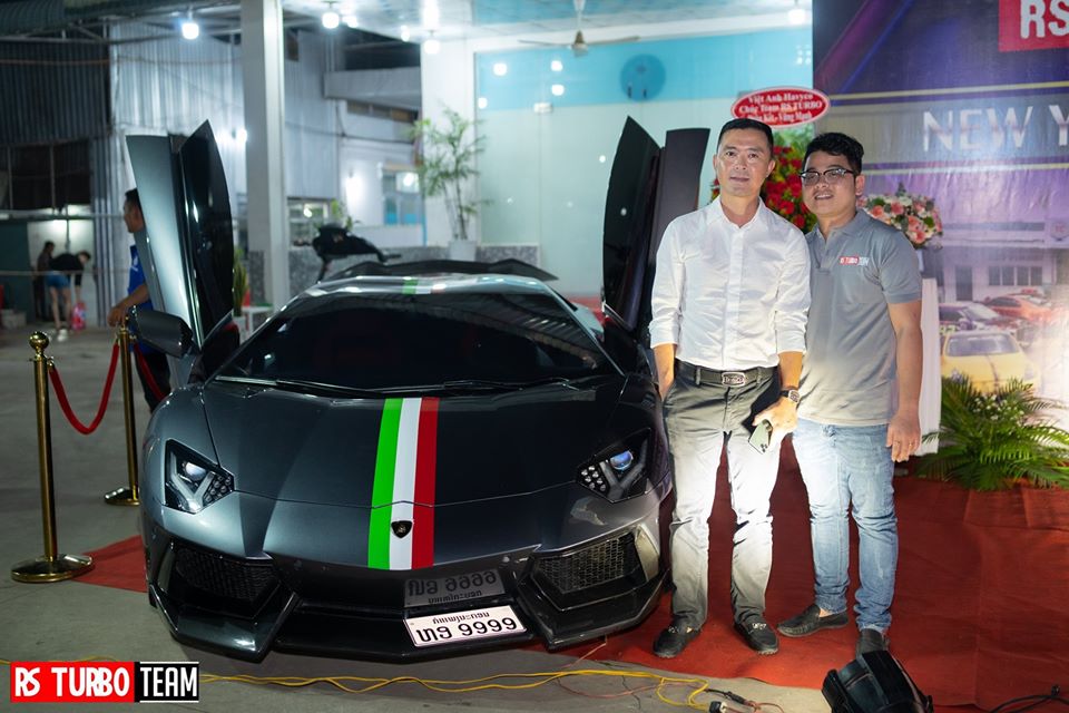 Ngo&agrave;i ra th&igrave; chủ nh&acirc;n của xe c&ograve;n cho d&aacute;n th&ecirc;m 3 sọc m&agrave;u xanh l&aacute; c&acirc;y, trắng v&agrave; đỏ tượng trưng cho Quốc kỳ nước &Yacute;, cũng l&agrave; qu&ecirc; hương của h&atilde;ng si&ecirc;u xe Lamborghini