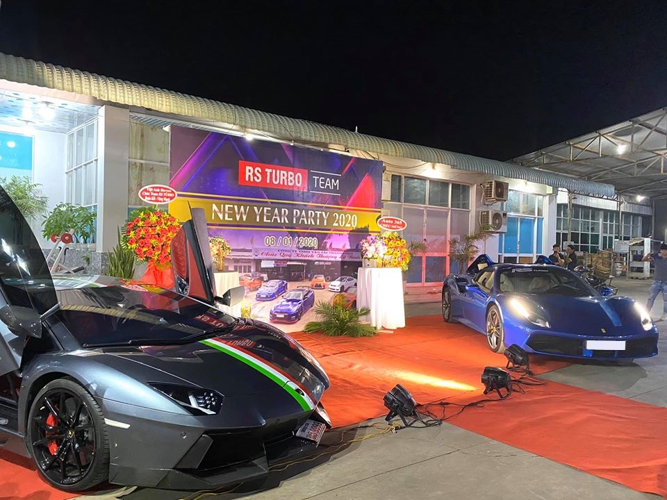Si&ecirc;u xe Lamborghini Aventador LP700-4 mang biển L&agrave;o c&ugrave;ng Ferrari 488 Spider m&agrave;u xanh của đội B&igrave;nh Phước.