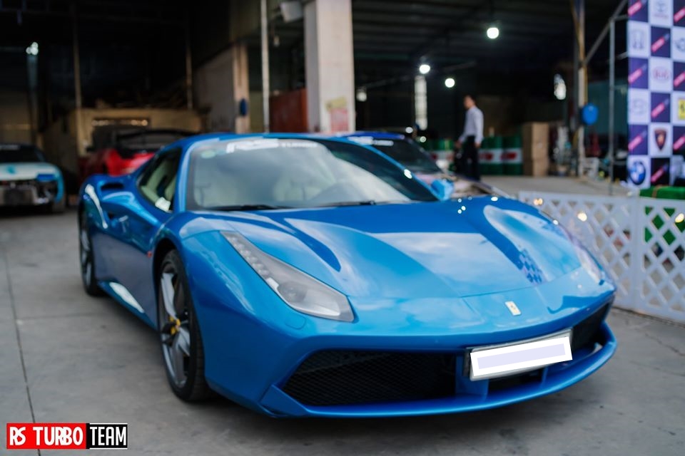 Si&ecirc;u xe Ferrari 488 Spider vẫn sở hữu động cơ V8, tăng &aacute;p k&eacute;p, dung t&iacute;ch 3.9 l&iacute;t, sản sinh c&ocirc;ng suất tối đa 661 m&atilde; lực tại v&agrave; m&ocirc;-men xoắn cực đại 760 Nm tương tự như bản Coupe. Động cơ kết hợp c&ugrave;ng hộp số tự động 7 cấp, nhờ đ&oacute;, chiếc si&ecirc;u xe mui trần n&agrave;y chỉ mất khoảng 3 gi&acirc;y để tăng tốc l&ecirc;n 100 km/h từ vị tr&iacute; xuất ph&aacute;t trước khi đạt vận tốc tối đa l&agrave; 325 km/h.