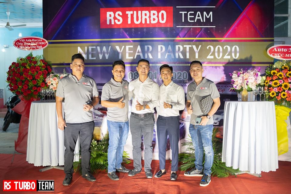 Trưởng đo&agrave;n Car Passion c&ugrave;ng Cường Đ&ocirc;-la chụp ảnh chung với c&aacute;c th&agrave;nh vi&ecirc;n RS Turbo. Trước đ&oacute;, một số xe của Team B&igrave;nh Phước đ&atilde; chạy xuống Long Hải, tỉnh B&agrave; Rịa-Vũng T&agrave;u để dự tiệc tất ni&ecirc;n của đo&agrave;n Car Passion.