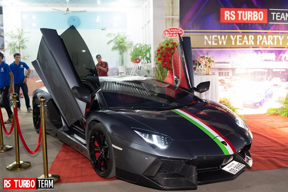 Nguy&ecirc;n bản, Lamborghini Aventador LP700-4 sử dụng động cơ V12, dung t&iacute;ch 6,5 l&iacute;t, sản sinh c&ocirc;ng suất tối đa 700 m&atilde; lực v&agrave; m&ocirc;-men xoắn cực đại 690 Nm. 