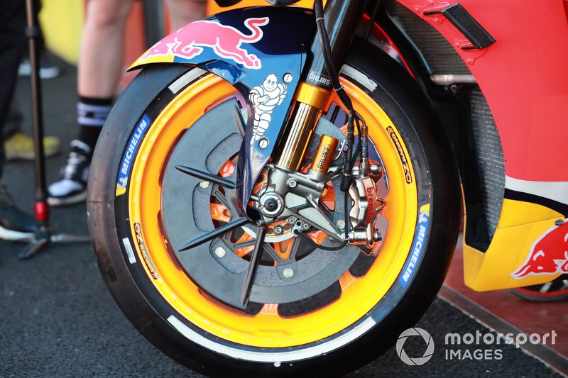 Bộ đĩa phanh carbon tr&ecirc;n xe đua MotoGP