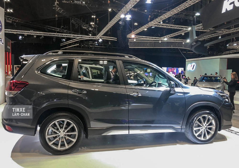 M&acirc;m hợp kim của xe c&oacute; thiết kế kh&aacute;c với c&aacute;c phi&ecirc;n bản thường hoặc bản đặc biệt GT Edition