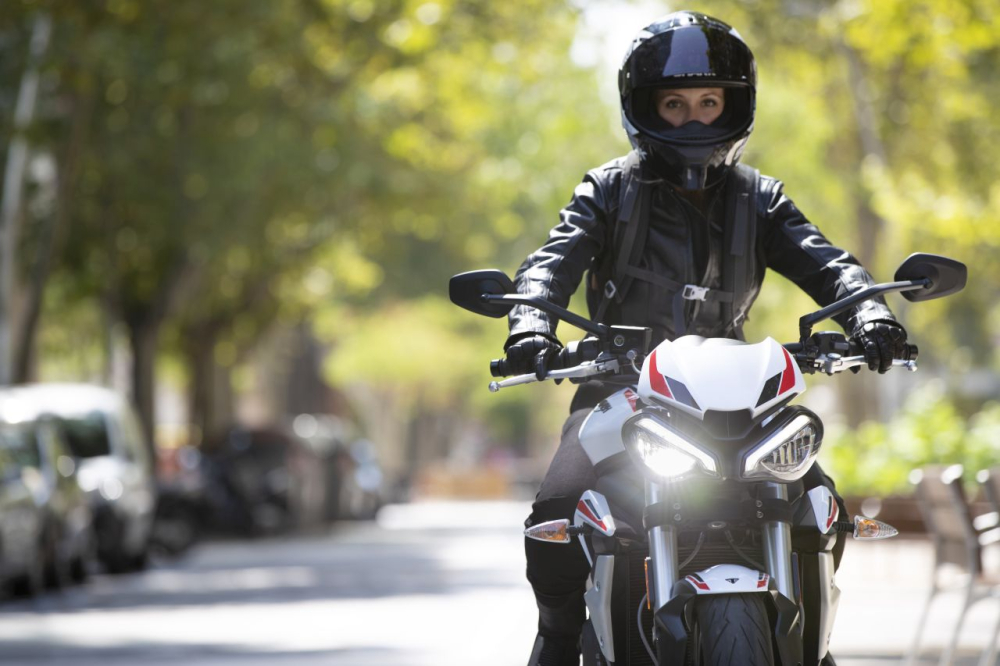 Triumph giới thiệu phi&ecirc;n bản ch&acirc;u &Acirc;u d&agrave;nh cho mẫu naked bike Street Triple
