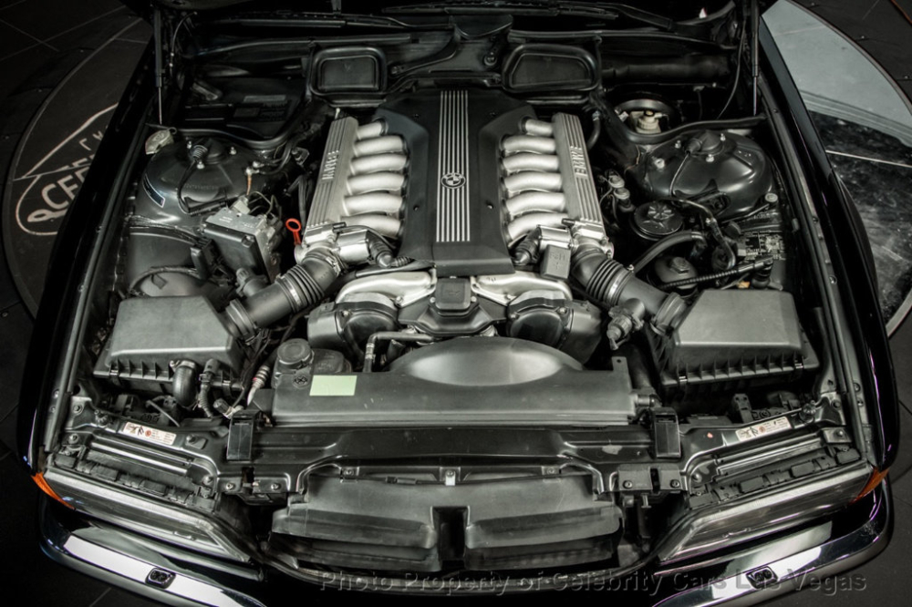 Động cơ V12 bên dưới nắp capô